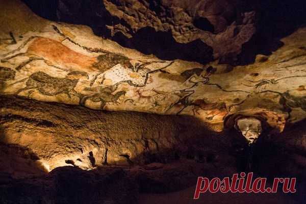 Пещера Ласко Пещера Ласко (фр. Grotte de Lascaux) была открыта 12 сентября 1940 года французскими школьниками из городка Монтиньяк. Они случайно обнаружили пещеру, стены которой были сплошь покрыты удивительными рисунками людей и животных – быков, зубров, носорогов, лошадей, оленей, нарисованными в...