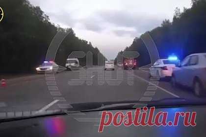 Появились кадры с места падения беспилотника под Калугой. В сети появилось видео с места падения беспилотника у трассы А108 под Калугой. Его публикует Telegram-канал SHOT. На кадрах видны стоящие на обочине легковые автомобили, также на месте происшествия работают сотрудники правоохранительных органов. Дрон упал в лесу районе калужской деревни Тарутино.