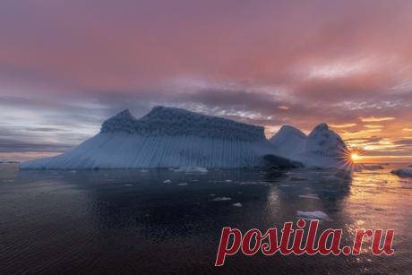 Фотограф Надежда (nat-geo.ru/community/user/208051) углядела в дрейфующем близ Гренландии айсберге космический корабль из вселенной «Звёздных войн» – Star Destroyer. А куда уведёт вас собственное воображение? Фантастических снов.