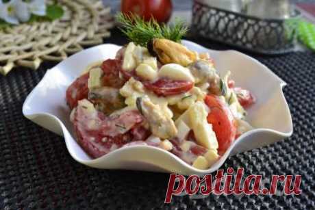 Салат с мидиями и помидорами Для приготовления салата с мидиями и помидорами вам потребуется:мидии варёные замороженные - 80 г;помидоры свежие - 2 шт.;сыр (у меня не мягкий плавленый