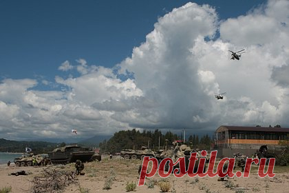 Военные Грузии провели операцию по аресту корабля в Черном море в рамках учений. Грузинские военные в рамках многонациональных учений «Троянский след 24» провели операцию по аресту судна в Черном море. Военнослужащие из Грузии и других стран отработали арест корабля условных контрабандистов, освобождение заложников, обезвреживание экипажа судна и изъятие груза.