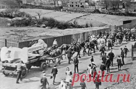 Подборка редких фотографий со всего мира | Чёрт побери Давайте немного забудем о том, что происходит сегодня, и вернемся на некоторое время назад, чтобы узнать немного больше о значимых моментах истории. Транспортировка якоря «Титаника», 1911 год, Дадли  Советское дачестроительство, 80–е годы, Ленинградская область Вызывающий наряд, 1940 год, Флорида Схема маршрутов общественного транспорта на Комсомольской площади, 1959 год, Москва Девушки на самокатах, 1935 год, Майами, ...