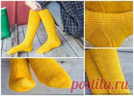 Желтые вязаные гольфы «Lily Toes» от Andrea Rangel.