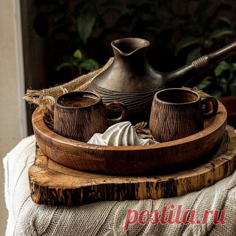 Доброго утра☕ желают вам две семейные мастерские @masterskaya.papa_sam и @gonchar_master.  Деревянный поднос, спил и шикарное фото от Оксаны @masterskaya.papa_sam, а я просто слепила турочку и чашечки 😊
.
У меня к вам просьба - Оксана (сердечный, отзывчивый человек и профессионал своего дела) двукратная мама и на днях планирует стать мамой в третий раз. Очень она волнуется... Давайте поддержим ее лайками❤️ и добрыми словами 🙏. Для этого просто сходите к ним @masterskaya....