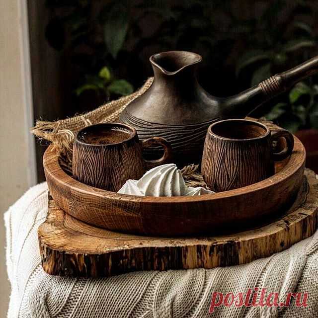 Доброго утра☕ желают вам две семейные мастерские @masterskaya.papa_sam и @gonchar_master.  Деревянный поднос, спил и шикарное фото от Оксаны @masterskaya.papa_sam, а я просто слепила турочку и чашечки 😊
.
У меня к вам просьба - Оксана (сердечный, отзывчивый человек и профессионал своего дела) двукратная мама и на днях планирует стать мамой в третий раз. Очень она волнуется... Давайте поддержим ее лайками❤️ и добрыми словами 🙏. Для этого просто сходите к ним @masterskaya....
