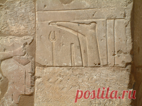 Египетский морок. Часть 7. Лагерь строителей древнего Египта

Немного юмора для разгона.
Из Луксора эти замечательные фото (храмовый комплекс Аменхотепа III - 14 век до н.э. и Рамзеса II - 13 век до н.э.).
Все очевидно, и все строительство Египта на виду.
Нельзя высекать фигуры вверх ногами, но запросто можно перепутать верх-низ у формы при штамповке великих египетских барельефов. Многие...