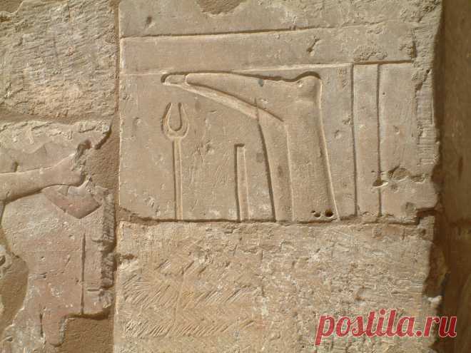 Египетский морок. Часть 7. Лагерь строителей древнего Египта

Немного юмора для разгона.
Из Луксора эти замечательные фото (храмовый комплекс Аменхотепа III - 14 век до н.э. и Рамзеса II - 13 век до н.э.).
Все очевидно, и все строительство Египта на виду.
Нельзя высекать фигуры вверх ногами, но запросто можно перепутать верх-низ у формы при штамповке великих египетских барельефов. Многие...