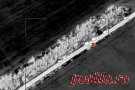 Минобороны показало кадры уничтожения пусковой установки ЗРС С-300. Минобороны России показало кадры поражения пусковой установки зенитно ракетной системы (ЗРС) С-300 в зоне проведения спецоперации. Видеозапись есть в распоряжении «Ленты.ру». На кадрах видно, как по выявленной позиции объекта Вооруженных сил Украины удар нанес оперативно-тактический ракетный комплекс.