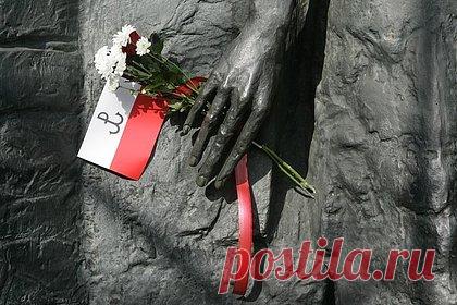 В Польше заявили о подписании стране смертного приговора. Руководство Польши собственноручно подписало стране смертный приговор, выпрашивая у Берлина репарации за то, что было более 80-ти лет назад. В материале говорится, что компенсация может достичь триллионов долларов США, поэтому Варшава надеется, что эти средства помогут вывести польскую экономику из стагнации.