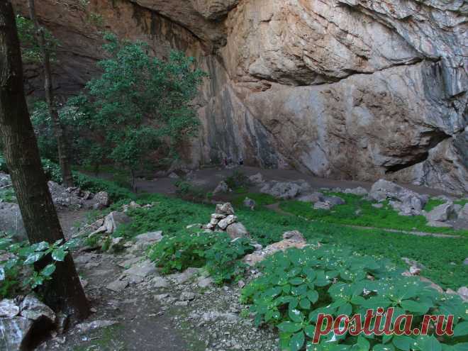 Кто-то разглядывает причудливые стены купола,со всевозможными лазами и внутренними гротиками,кто-то строит свои пирамидки,а кто-то пытается сфотографироваться,а это не всегда здесь удаётся.Иногда на снимках летают многочисленные мыльные пузырьки,иногда темнота или яркий свет засвечивает весь кадр,одним словом сплошные загадки...