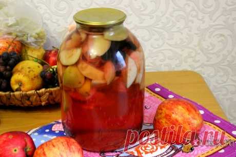Яблочный компот с черноплодкой на зиму Вкусный и ароматный компот из осенних яблок и черноплодной рябины можно очень просто заготовить на зиму. Зимой такой напиток будет очень востребован и в будни, и в праздники. Расчет в рецепте дан на одну трехлитровую банку.