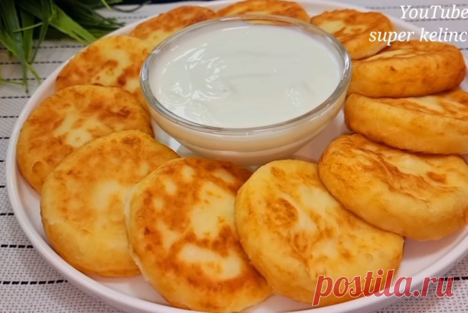 Картофельные сырники с творогом на завтрак... ==творог - 250 гр., ==картофель отварной - 250 гр., ==яйцо - 1 шт., ==мука - 100 гр., ==соль, зелень по вкусу, ==масло для жарки - 50 мл.