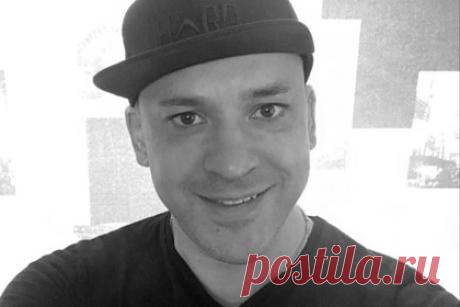 Умер солист «Отпетых мошенников». В Москве умер солист группы «Отпетые мошенники» Том Хаос (настоящее имя — Вячеслав Зинуров). Отмечается, что 10 марта участник «Отпетых мошенников» должен был дать два интервью, однако после полудня он перестал выходить на связь. Зинуров скончался на 51-м году жизни.