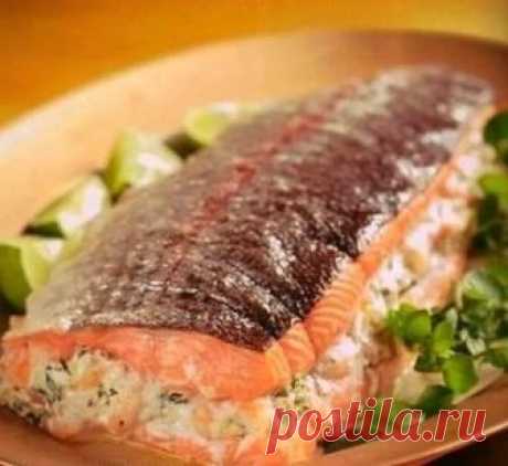 Горбуша, фаршированная сыром и грибами

Горбуша, фаршированная шампиньонами и сыром, получается очень вкусной и сочной. Готовится блюдо несложно. Близкие точно останутся довольны этим блюдом! Рыбку можно подать и в тёплом виде, но нам она больше нравится охлажденной.

Берём
1 горбушу,
200 г сыра,
2 луковицы,
4 шампиньона,
4 ст.л. майонеза,
3 зубчика чеснока,
сок половины лимона,
перец,
соль.

Рыбу потрошим, удаляем голову, хвост, хребет. Промываем, делаем надрезы на боках,...