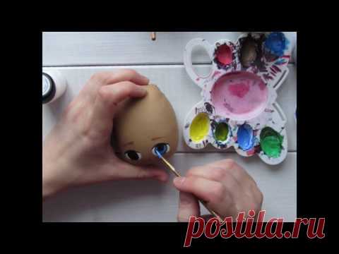 Рисуем лицо кукле маркерами.