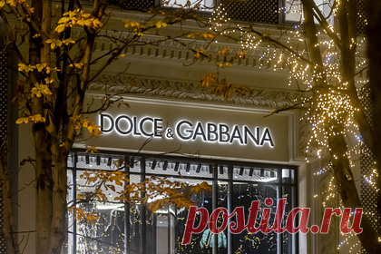 Dolce & Gabbana изменится ради спасения планеты. Итальянский люксовый бренд одежды Dolce & Gabbana (D&G) решил измениться ради спасения планеты и отказаться от использования натурального меха в своей продукции. Таким образом компания рассчитывает привлечь молодых клиентов, которых волнуют проблемы экологии и эксплуатации животных.