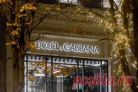 Dolce &amp; Gabbana изменится ради спасения планеты. Итальянский люксовый бренд одежды Dolce &amp; Gabbana (D&amp;G) решил измениться ради спасения планеты и отказаться от использования натурального меха в своей продукции. Таким образом компания рассчитывает привлечь молодых клиентов, которых волнуют проблемы экологии и эксплуатации животных.