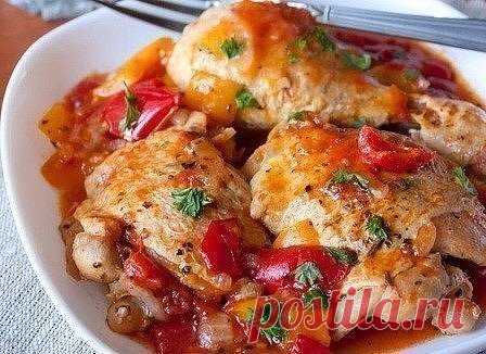 5 УЖИНОВ С КУРИНОЙ ГРУДКОЙ 
1. Быстрые куриные котлетки
ИНГРЕДИЕНТЫ:
● Куриная грудка — 1 шт.
● Яйцо — 1 шт.
● Мука пшеничная — 2 ст. л.
● Сметана — 2 ст. л.
● Соль по вкусу
● Перец черный молотый по вкусу
ПРИГОТОВЛЕНИЕ:
1. Куриную грудку мелко нарубите, добавьте яйцо, муку, приправьте и хорошенько перемешайте.
2. Выложите небольшими порциями на раскаленную сковороду и обжарьте до готовности и румяной корочки
2. Куриная грудка, запеченная с помидорами 
ИНГРЕДИЕНТЫ:
● филе куриной грудки 4 ш