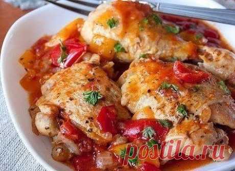 5 УЖИНОВ С КУРИНОЙ ГРУДКОЙ 
1. Быстрые куриные котлетки
ИНГРЕДИЕНТЫ:
● Куриная грудка — 1 шт.
● Яйцо — 1 шт.
● Мука пшеничная — 2 ст. л.
● Сметана — 2 ст. л.
● Соль по вкусу
● Перец черный молотый по вкусу
ПРИГОТОВЛЕНИЕ:
1. Куриную грудку мелко нарубите, добавьте яйцо, муку, приправьте и хорошенько перемешайте.
2. Выложите небольшими порциями на раскаленную сковороду и обжарьте до готовности и румяной корочки
2. Куриная грудка, запеченная с помидорами 
ИНГРЕДИЕНТЫ:
● филе куриной грудки 4 ш