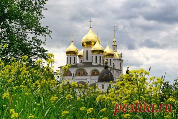 Здесь тёплое поле наполнено рожью,
Здесь плещутся зори в ладонях лугов.
Сюда златокрылые ангелы Божьи
По лучикам света сошли с облаков.
И землю водою святой оросили,
Показать полностью…