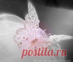 СОВЕТЫ ПО РАБОТЕ С  АЙСИНГОМ! + рецепт
Айсинг - это белково-сахарная смесь для изготовления украшений для 
тортов.
Иногда для большей пластичности в массу добавляют глюкозный сироп или немного глицерина, но добавка глицерина может сделать массу слишком клейкой, что затруднит ее последующую отслойку от полиэтиленовой подложки. При отсадке массы непосредственно на поверхность украшаемого пряника, т.е. когда последующая отслойка айсинг-кружева не предполагается, добавка глице...