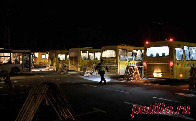 Власти двух городов попросили жителей покинуть Донецкую область. Местные власти заявили о значительной опасности в Славянске, эвакуироваться просят и жителей Покровска — там администрация подготовила автобусы для вывоза граждан