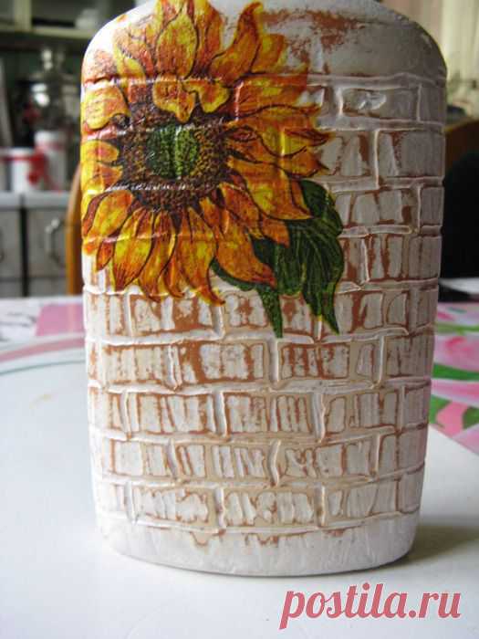 Кирпичики на бутылке. Декупаж