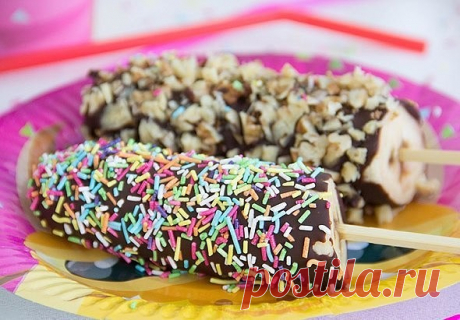 Эскимо из банана

Яркий, вкусный и простой в приготовлении десерт станет украшением любого детского праздника.

Это отличный десерт для детского праздника – полезный, нежирный и в меру сладкий. А как весело детям есть шоколадный банан, держа его за палочку.

Нам потребуется:
Бананы – 3 шт.,
Шоколад – 100 г,
Растительное масло – 1 ст.ложка,
Орехи – по вкусу,
Цветная кулинарная посыпка – по вкусу,
Деревянные шпажки – 6 шт.

Бананы очистите, порежьте на 2 части, в каждую част...