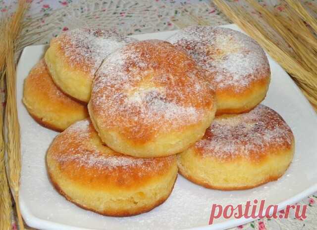Пышки на сметане. Готовятся пышки очень быстро! 
Сладенькие, пухленькие бездрожжевые пышечки, прямо как в детстве! Порадуйте и вы своих детишек этой замечательной выпечкой.
Ингредиенты: 
Мука пшеничная — 2-2,5 Стакана (сколько возьмет тесто) 
Сметана — 3 Ст. ложки 
Сахар — 3-4 Ст. ложек 
Яйцо куриное — 2 Штуки 
Разрыхлитель — 1 Чайная ложка 
Соль — Щепотка 
Масло растительное — 50 Миллилитров 
Количество порций: 12-15