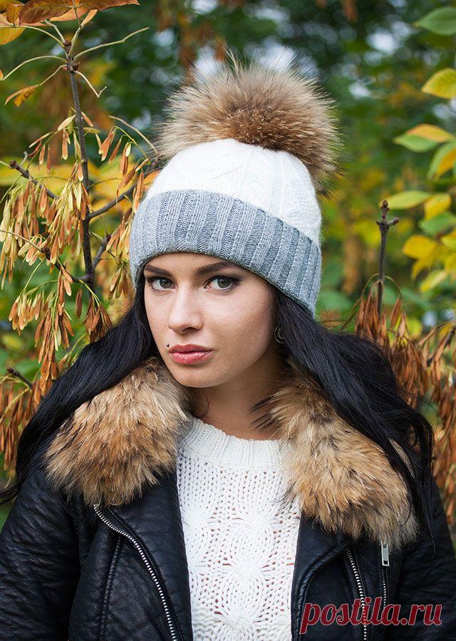 Шапка зимняя с хлопковой подкладкой и утеплителем, без завязок. Помпон из натурального меха финской лисицы премиум качества размер XXL. Идеально защитит ребенка от холода при этом мягкая пряжа не раздражает нежную кожу ребенка, а хлопковая подкладка и современный дышащий утеплитель не дадут голове вспотеть. Посадка на голове прекрасно закрывает все уязвимые к холоду места - лоб, уши, шею.