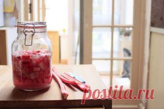 Универсальный рецепт настойки из ревеня в домашних условиях Настойка из ревеня в домашних условиях на водке, спирту или самогоне. Универсальный рецепт с большой вариативностью: настойка с лимоном, клубникой, имбирём и проч.