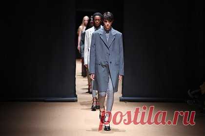 Модель из России открыла показ Prada на Неделе моды в Милане. Российская модель Татьяна Чурбанова открыла показ люксового бренда одежды Prada, организованный в рамках Недели моды в Милане. 21-летняя манекенщица продефилировала на подиуме в сером тренче с объемными плечами, рубашке и облегающих штанах. Известно, что модель родом из города Мценск, Орловская область.