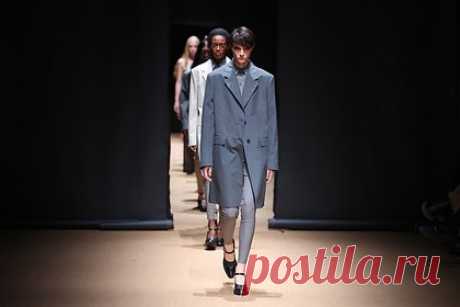 Модель из России открыла показ Prada на Неделе моды в Милане. Российская модель Татьяна Чурбанова открыла показ люксового бренда одежды Prada, организованный в рамках Недели моды в Милане. 21-летняя манекенщица продефилировала на подиуме в сером тренче с объемными плечами, рубашке и облегающих штанах. Известно, что модель родом из города Мценск, Орловская область.