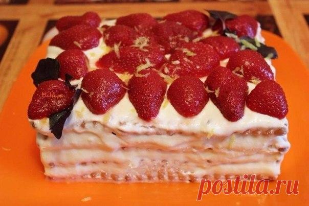 ТОРТ ИЗ ПЕЧЕНЬЯ И ТВОРОГА  
Ингредиенты: 
- Печенье — 24 шт. 
- Молоко — 2/3 стак. 
- Творог — 250 г 
- Сметана — 4 ст. л. 
- Сахар — 3-4 ст. л. 
- Сливочное масло — 2-3 ст. л. 
- Цедра лимона — 2 ч. л. 
- Клубника (свежая или из компота)