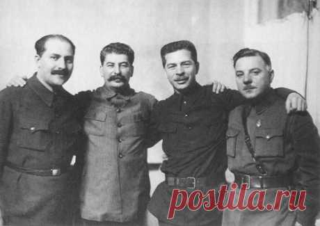 Сталин с Кагановичем, Постышевым, Ворошиловым в Кремле. Фото сделано в 1934 году.