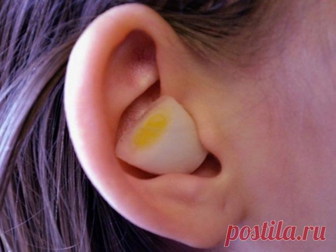 Положите в ухо кусочек лука!