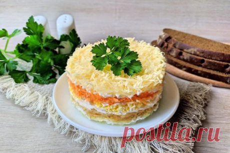Слоёный салат с яблоками, морковью, сыром и яйцами

 📌 Ингредиенты:
Яблоко - 120 г
Морковь - 100 г
Сыр твёрдый - 100 г
Лук крымский - 100 г
Яйца - 2 шт.
Соль - 1 щепотка
Сахар - 1 ч. ложка
Майонез - 80 г
📌 Приготовление:
Подготовить продукты.
Яйца залить в кастрюле или сотейнике холодной водой, поставить на большой огонь и после закипания варить 10 минут. Затем кипяток слить, а яйца залить холодной водой для остывания. Воду можно несколько раз поменять, чтобы яйца быстре...