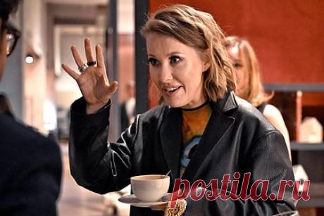 В сети оценили выбранные Собчак на шопинге вещи словами «бабкины сундуки». В сети оценили вещи, которые выбрала на шопинге телеведущая Ксения Собчак, словами «бабкины сундуки». На размещенных кадрах звезда продемонстрировала серые жакеты и бермуды, коричневые брюки, рубашку оттенка хаки и кофту. Подписчики раскритиковали гардероб журналистки, о чем написали в комментариях под публикацией.