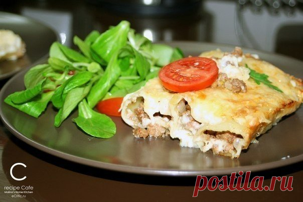 Каннеллоне с мясом и соусом бешамель

Ингредиенты:
- 200-250 г каннеллони
- 0,5 кг фарша (любого, по вкусу, я брала говяжий)
- 3-4 помидора
- 2-3 луковицы3 зубчика чеснока
- 150 г сыра (твердого)
- растительное масло
- соль
- перец
Соус 