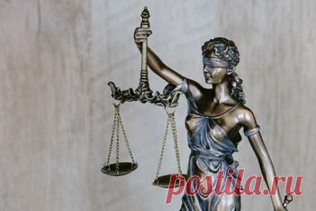 Российский адвокат получил семь лет тюрьмы за передачу взятки судье. Суд в Новосибирске приговорил к семи годам лишения свободы адвоката из Омской областной коллегии, который был посредником в передаче 1,5 миллиона рублей в качестве взятки судье. Он будет отбывать наказание в колонии строгого режима и не сможет заниматься адвокатской деятельностью в течение трех лет.