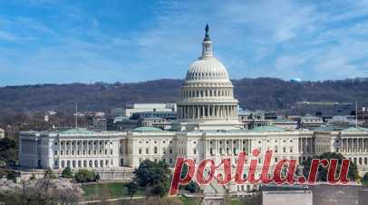 Когнитивный диссонанс: почему в конгрессе США призвали отстранить Джо Байдена от власти. В конгрессе США выступили с инициативой снять Джо Байдена с поста президента. С такой идеей выступил член палаты представителей, республиканец от штата Колорадо Кен Бак. Он хочет предложить соответствующую резолюцию, поскольку считает, что социальные вызовы и угрозы безопасности, с которыми сталкиваются США, требуют от руководителя страны «сильных умственных и физических способностей». Основанием для…