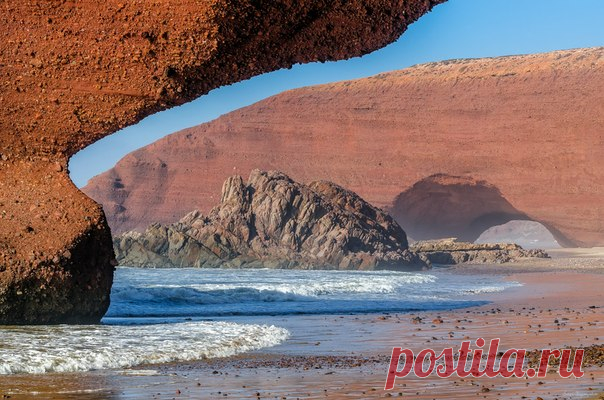 Сергей Богомяков, автор фото: «Легзира (Legzira) – это один из самых интересных пляжей в Марокко. Расположенный далеко от стандартных туристических маршрутов этот пляж обладает уникальной атмосферой. Одна из его самых запоминающихся особенностей – "Лапа дьявола", арка, по форме напоминающая лапу какого-то мифического существа. Если вы путешествуете по Марокко, обязательно загляните сюда».