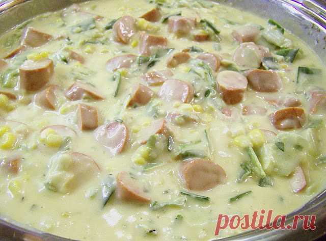 Pikantes Wurstgulasch Zutaten400 g Würstchen, Wiener1 Stange/n Lauch140 g Mais, (Dose)200 ml Brühe200 g Sahne2 TL Senf2 TL Tomatenketchup1 EL Butter1 EL MehlSalz und PfefferZubereitungDie Würstchen und den Lauch in dünne Scheiben schneiden. (Lauch evtl.kurz dünsten). Mais abtropfen lassen.Die Butter schmelzen und das Mehl darin anschwitzen. Brühe und Sahne angießen und 8 Min. köcheln lassen. Mit Senf, Ketchup, Salz und Pfeffer abschmecken. Lauch, Mais und Würstchen zugeben...