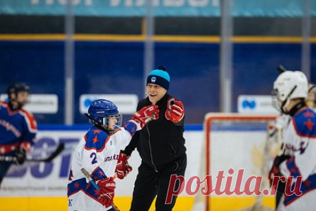 Павел Буре встретил День народного единства с норильскими детьми. Суперзвезда мирового хоккея Павел Буре прилетел на Таймыр и провел мастер-класс для воспитанников норильских спортивных школ в День народного единства, 4 ноября. Член Зала хоккейной славы, получивший прозвище «Русской ракеты» в НХЛ, принял участие в челлендже с членами клуба ВХЛ «Норильск» и блогеров Вобоном.