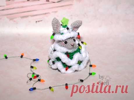 PDF Кролик в костюме ёлочки крючком. FREE crochet pattern; Аmigurumi animal patterns. Амигуруми схемы и описания на русском. Вязаные игрушки и поделки своими руками #amimore - маленький кролик в новогоднем наряде, заяц к Новому году, украшение в виде зайчика, зайчонок, зайка, крольчонок, ёлочная игрушка крючком.