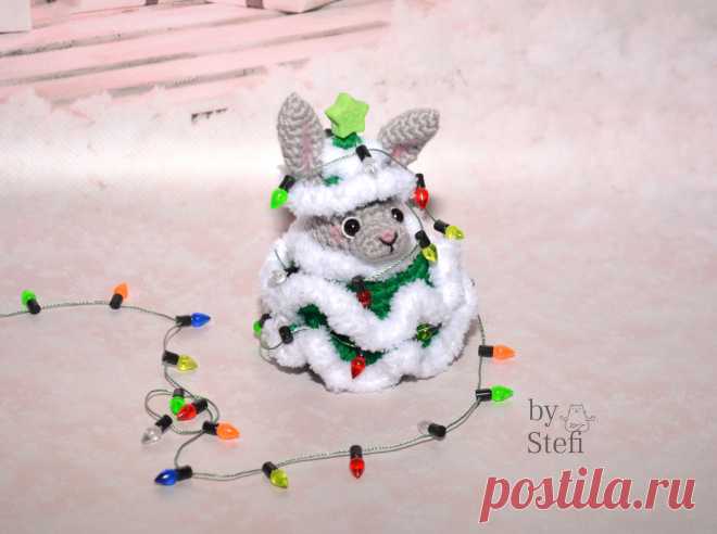 PDF Кролик в костюме ёлочки крючком. FREE crochet pattern; Аmigurumi animal patterns. Амигуруми схемы и описания на русском. Вязаные игрушки и поделки своими руками #amimore - маленький кролик в новогоднем наряде, заяц к Новому году, украшение в виде зайчика, зайчонок, зайка, крольчонок, ёлочная игрушка крючком.