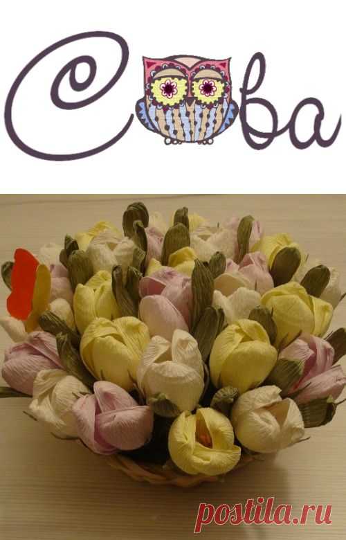 Конфетный букет весенних крокусов в корзинке. Основные использованы материалы: гофрированная бумага, сизаль, плетенная корзинка, конфеты «Марсианка» .