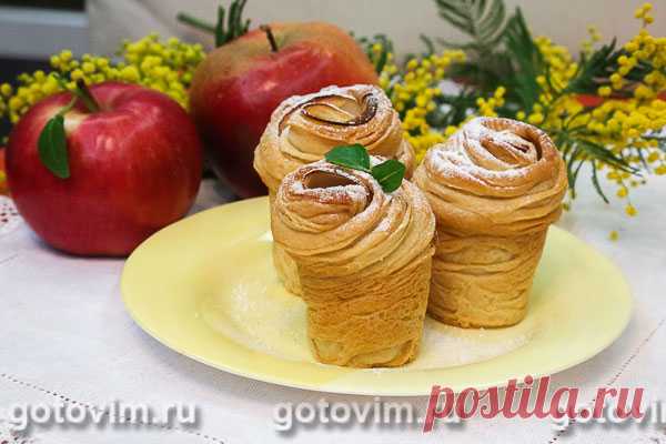 Краффины с яблоками (булочки из ложного слоеного теста). Рецепт с фото Краффины (круффины) -  гибрид слов круассан и маффин. Булочки готовят из ложного слоеного теста в формах для маффинов. По желанию краффины можно делать с начинкой. На этот раз я попробовала закрутить в тесто тонкие ломтики яблока. Эксперимент оказался удачным.