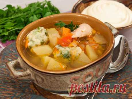 Суп с цыпленком, овощами и клецками с зеленью
