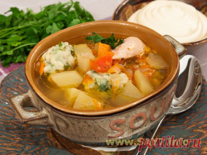 Суп с цыпленком, овощами и клецками с зеленью